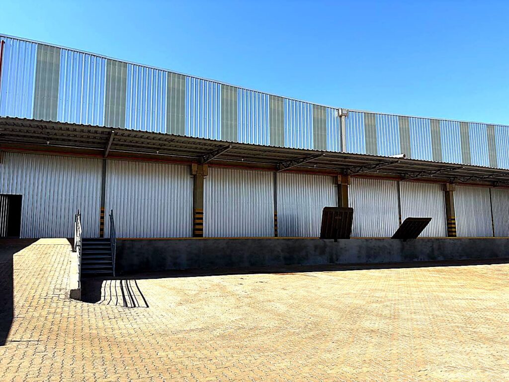 Docas de carga do centro de distribuição da TBA Distribuidora em Ribeirão Preto